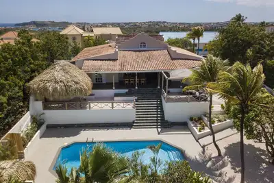 Image de Spacieuse villa tropicale avec piscine pour 6 personnes au Spanish Water