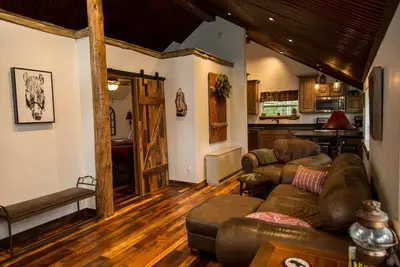 Image de Superbe cabane en rondins récemment rénovée au Tiny Timbers Resort!
