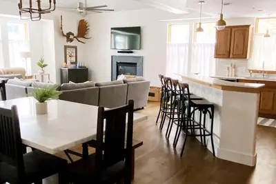 Image de Beau et spacieux Moose Lodge Condo! 2 blocs de Pcmr! ! !