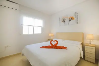 Image de Bel appartement près de la plage, Wifi gratuit, garage, piscine, climatisation, terrasse sur le toit