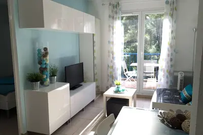 Image de T2, 1 chambre à 100 m plage, piscine et parking privée, clim, Wifi, linge inclus