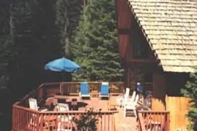 Image de Une super cabine sur la côte ouest de Tahoe avec des droits de plage privée. Contre la forêt