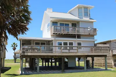 Image de Sun, Surf & Springtime Vibes – Book Your Oceanfront Getaway at Lazy Daze today! !