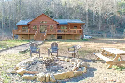 Image de Nouvelle cabane en rondins avec ruisseau Ă truites: WiFi et bain Ă remous!