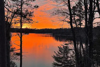 Image de Couchers de soleil incroyables sur le lac Loon immaculé