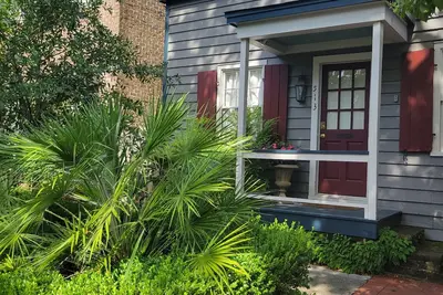 Image de Holly's Cottage. Vers 1867 Demeure historique. 3 pâtés de maisons de Forsyth Park.