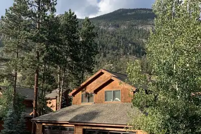 Image de Chef-d'œuvre de la montagne majestueuse. Faites-vous plaisir dans une maison de premier choix à Estes Park!