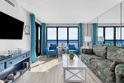 Image de L'un des rares condos de 4 chambres sur la plage!