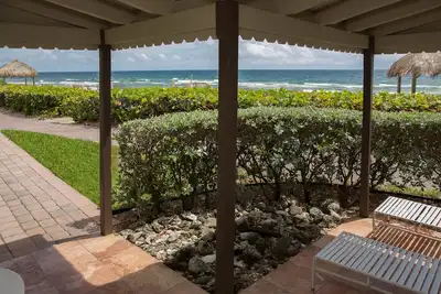 Image de Oceanfront Villa franchissez la porte d'entrée et vous êtes sur la plage! Villa D