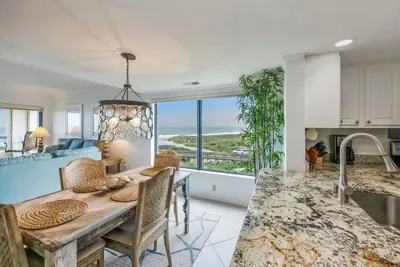 Image de Condo Oceanfront Belle Ă couper le souffle avec vue sur la plage