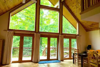 Image de Belle vue sur la rivière 3br, immense mur de verre Log House -2200 sq / ft
