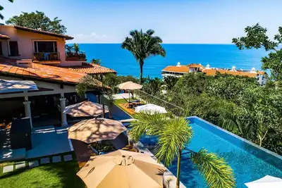 Image de Pure Luxury dans Private Gated Community Personnel complet Private White Sandy Beach!