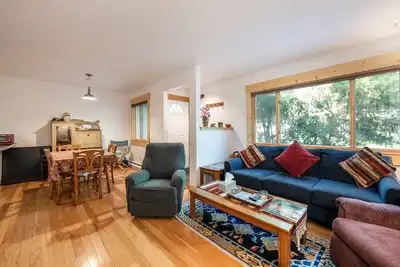 Image de Offres hors saison et d'été! Piscine communautaire et bain à remous, Townhome confortable près de Mtn, Core Trail, Bus gratuit