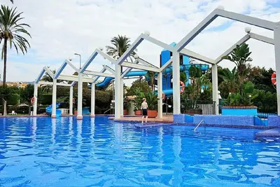 Image de Magnifique appartement dans le premier complexe de ligne de plage avec piscine