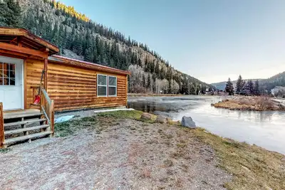 Nouvelle Liste! Cabine spacieuse au bord de l'eau avec bain à remous, terrasse meublée et poêle à bois