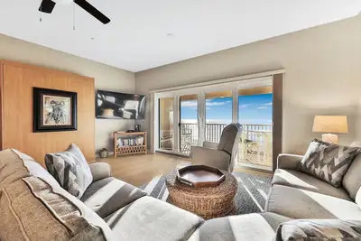Image de Nouvelle Liste! Condo en bord de mer avec piscine partagée, bain à remous - vue sur le golfe