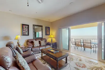 Image de Accueillant condo face au golfe avec piscine partagée et bain à remous, près de la plage
