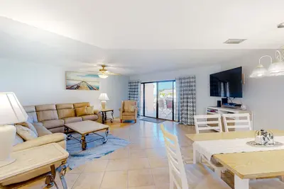 Image de Condo au bord de l'eau avec des équipements mis à jour, plus piscine partagée, bain à remous