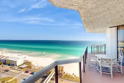 Image de Condo face au golfe avec piscine partagée, bain à remous et accès �� la plage