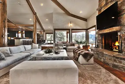 Image de Chalet chic; Salle de billard, Swank Bar, un Vus et plus de plaisir et de glamour. . .