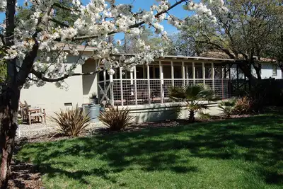 Image de Retraite Retro: Cozy, Moderne, Maison abordable dans Wine Country.