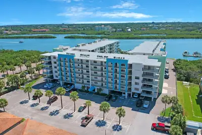 Image de Nouvelle Liste! Condo lumineux et spacieux avec balcon, piscine commune, bain à remous et accès à la plage