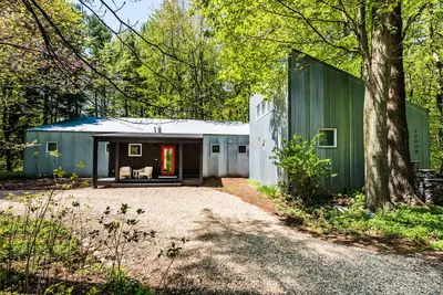 Image de The May Chalet - Une retraite boisée construite pour le repos et la détente, à quelques minutes de la plage