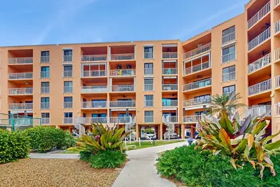 Image de Nouvelle Liste! Condo lumineux et récemment refait avec un bain à remous et une piscine communs!