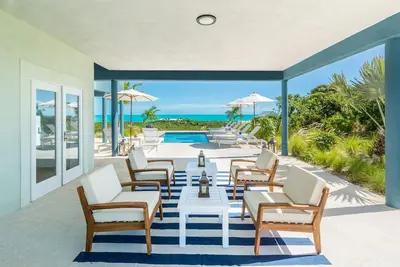 Image de Magnifique Waterfront Villa w \/ ÉNORME patio extérieur et services de conciergerie!