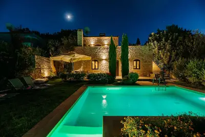 Image de Luxueuse villa en pierre avec piscine et vue sur la mer (permis de location)