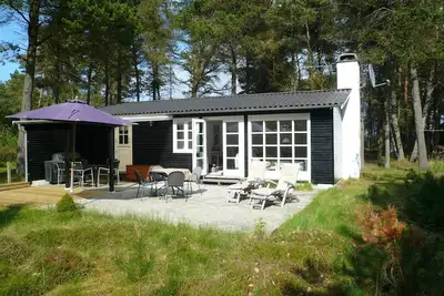 Image de Deux minutes de la plage: maison d'été classique sur un terrain naturel