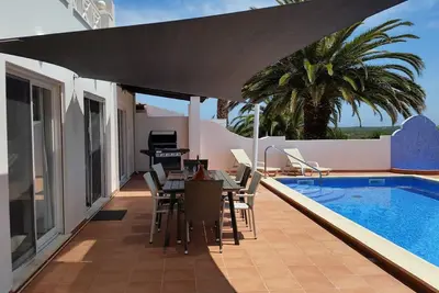 Image de Maison avec vue mer et parc naturel, piscine privée.