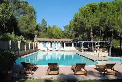 Image de Mas avec piscine, proche Nîmes, pour 10 personnes, idéal réunion de famille.