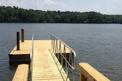 Image de Nouvelle Liste! Lakefront, maison familiale w \/ dock, échelle de bain, douche extérieure