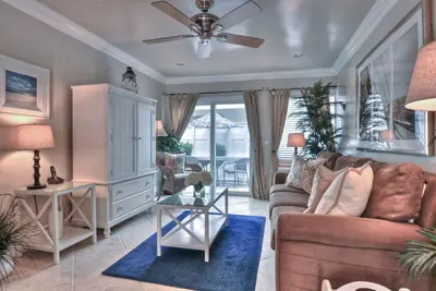 Image de Pier Bowl condo avec patio, à seulement 1 pâté de maisons de la plage!