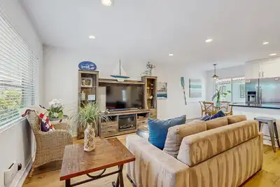 Image de Condo rénové w / patio partagé, près de la plage et du centre culturel Casa Romantica!