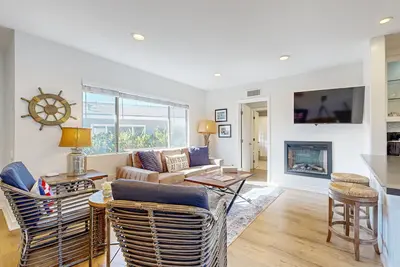 Image de Beachy et condo lumineux avec terrasse commune, promenade facile Ă la plage!