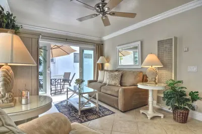 Image de Condo côtier confortable à un pâté de maisons de la plage de Pier Bowl!