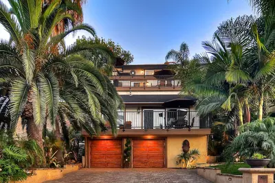 Image de Nouvelle Liste! Maison tropicale avec mezzanine, terrasse spacieuse, salle Ă manger en plein air, promenade jusqu'Ă la plage