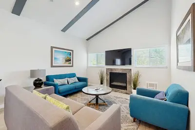 Nouvelle Liste! Maison de ville rénovée avec vue sur l'océan, proche à pied de la ville et de la plage!