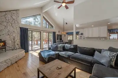 Image de Luxe À Prix RÉDUIT - Magnifique DÉCOR, Familial-Friendly, Jeux Rm, Jouets, Hot Tub
