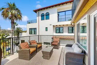 Image de Condo contemporain avec espace de vie extérieur, 2 blocs d'accès à la plage!