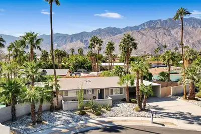 Image de Palm Springs Home W / Private Saltwater Pool & Spa