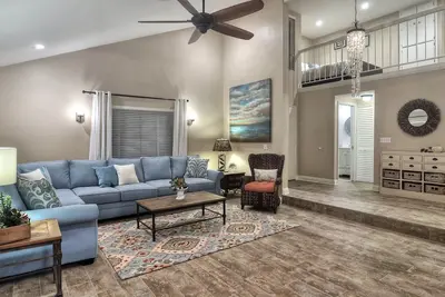 Image de Condo ensoleillé w / loft, spacieux patio ombragé entouré de palmiers!