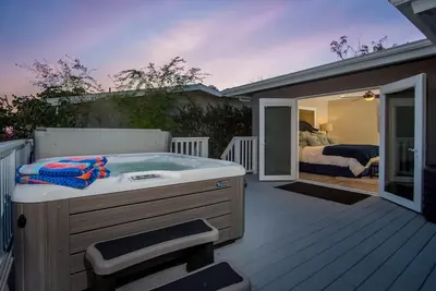 Image de Maison contemporaine avec salle de jeux, bain à remous privé, 1/2 mile to beach!