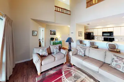 Image de Spacieux Condo avec vue sur 8 érables, comprend l'accès au centre d'activités et aux piscines!