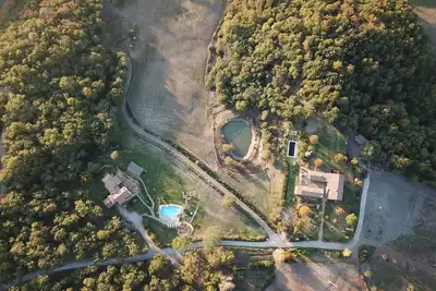 Image de Podere Vignalunga est une propriété de 48 hectares avec 2 villas principales et 2 annexes