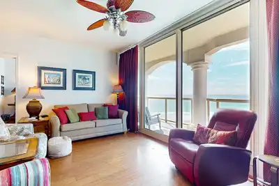 Image de Condo au bord de l'eau avec piscines partagées, salle de fitness et accès à la plage