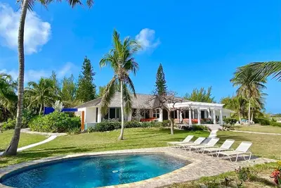 Propri��t�� de plage de sable rose isolée W \/ Main House et Guest Cottage