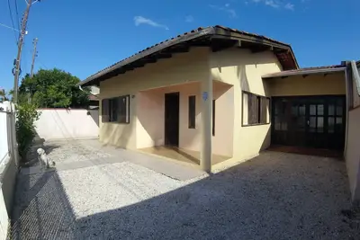 Image de Grande maison entre Meia Praia et PerequĂŞ Ă 500m de la plage avec WiFi et barbecue